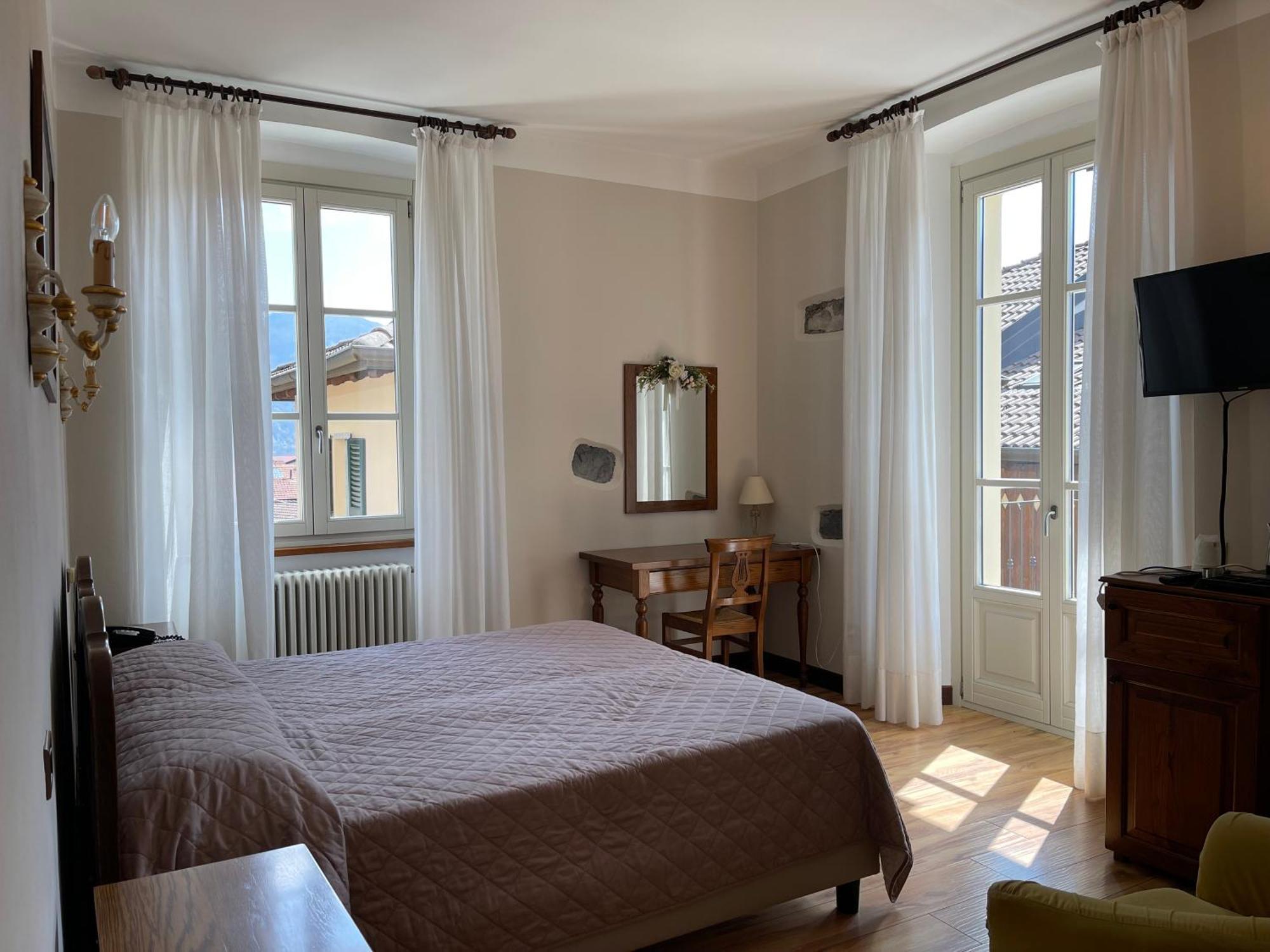 Hotel La Torre Castiglione dʼIntelvi Buitenkant foto