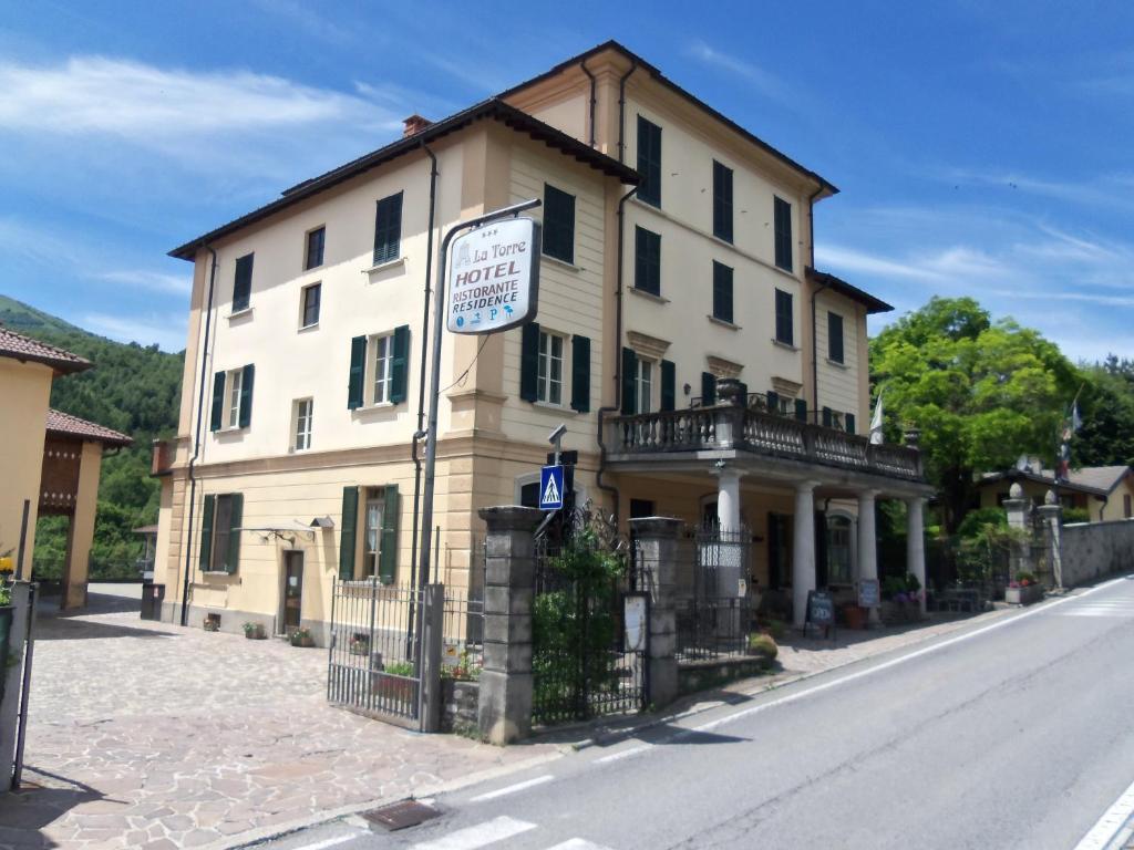 Hotel La Torre Castiglione dʼIntelvi Buitenkant foto